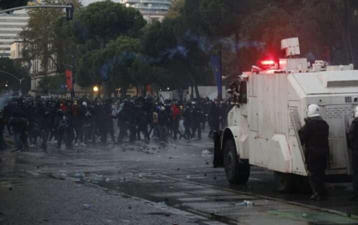 10:05 “Alarmante!”/ Kongresmeni amerikan, Torres: Jam thellësisht i shqetësuar për dhunën e policisë gjatë protestave në Tiranë