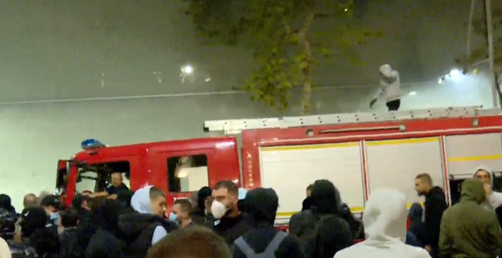 Protestuesit tentojnë të vandalizojnë makinën zjarrfikëse, ndërhyn një vajzë me flamurin shqiptar