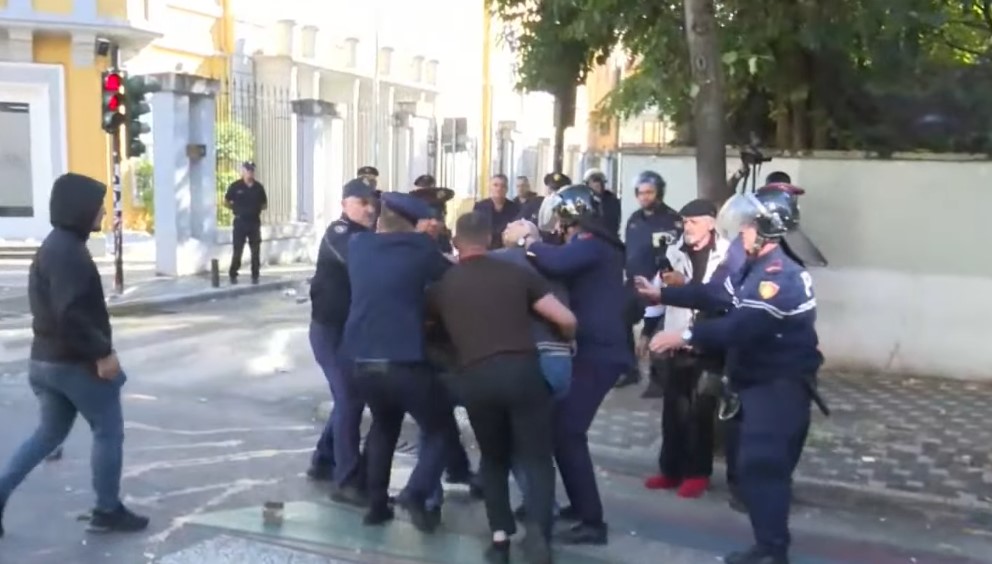 Policia nis shoqërimet pas përplasjeve fizike, shoqërohen disa protestues