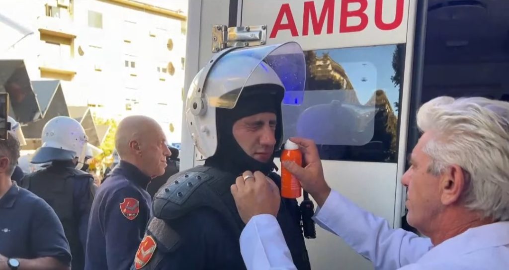 Përplasja me studentët, efektivët e policisë të lënduar nga protesta, pësuan djegie në sy