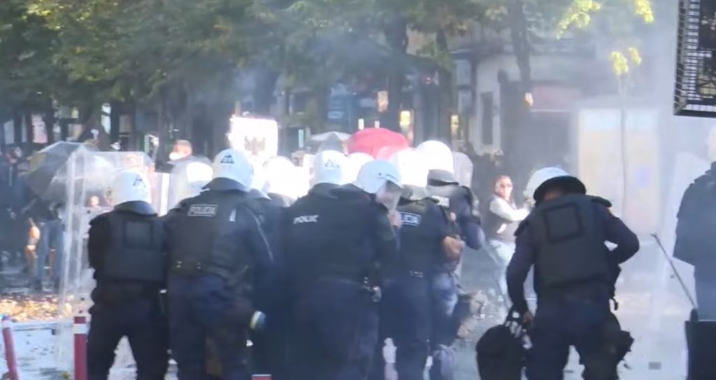 Protestuesit rikthehen para Ministrisë së Arsimit, qëllojnë me gurë dhe kapsollë efektivët e policisë