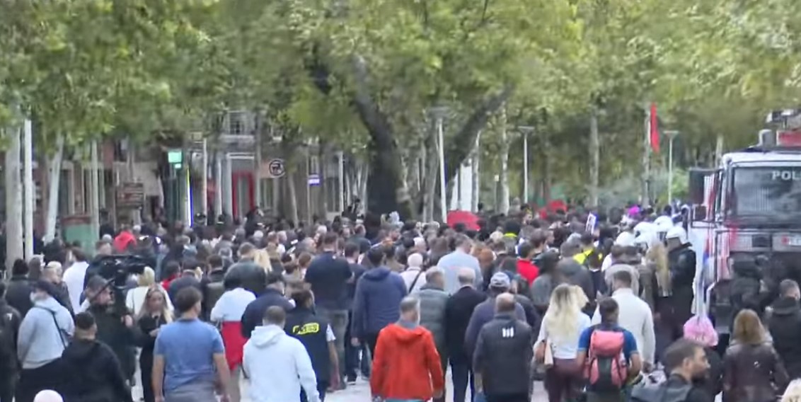 17:47 Protestat studentore në Tiranë, reagon PPE: Dhuna nuk ka vend në demokraci