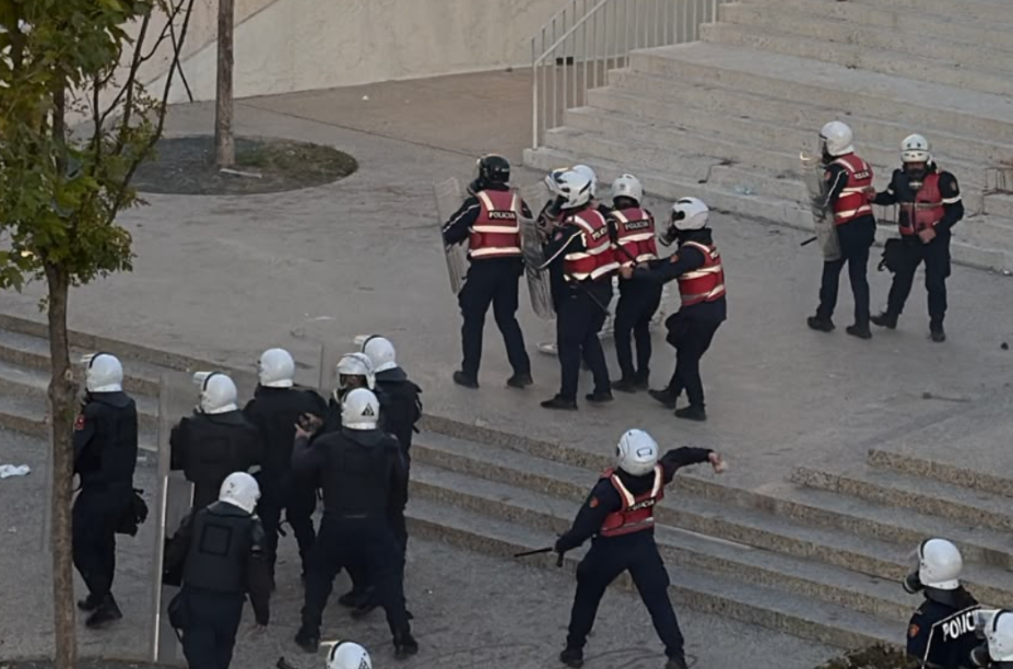 Protestuesit zmbrapsin policinë pranë Piramidës, efektivët goditen me gurë (VIDEO)