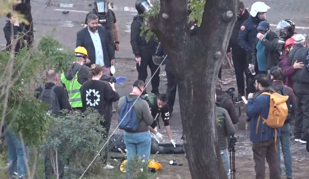 Një person mbetet pa ndjenja në bulevard, policia mësyn ndaj protestuesve