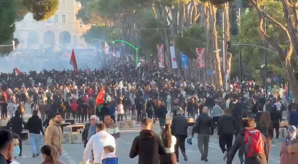 17:25 Protestuesit sulmojnë me shishe molotovë Kryeministrinë (VIDEO)
