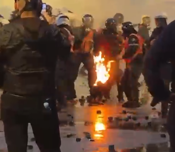 Flakë mbi efektivin e policisë gjatë protestës, kolegët ndërhyjnë për ta ndihmuar (VIDEO)