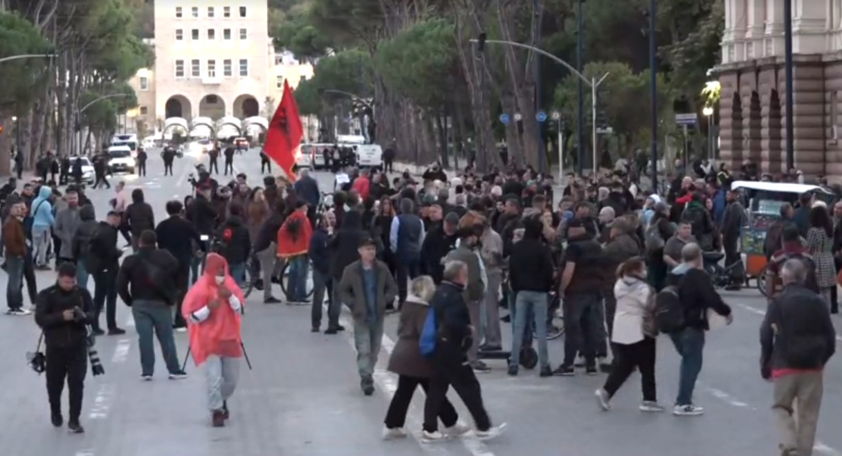 17:01 Protesta në Tiranë në ditën e 15-të, protestuesit mblidhen para Kryeministrisë