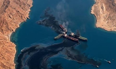 Derdhja e naftës ndot plazhet e Emirateve të Bashkuara, teksa sulmet ndaj anijeve në Hormuz përshkallëzohen
