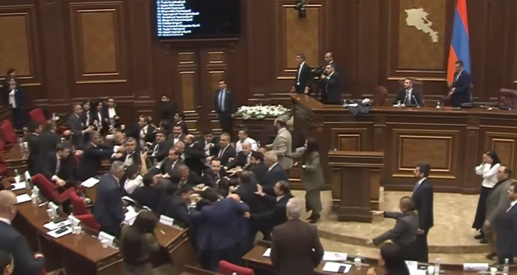 Nga debati verbal në sherr fizik, përplasje mes deputetëve në Parlamentin e Armenisë (VIDEO)