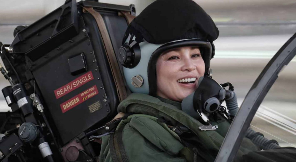 Mbretëresha e Tajlandës kryen fluturimin e parë e vetme me avion luftarak Gripen