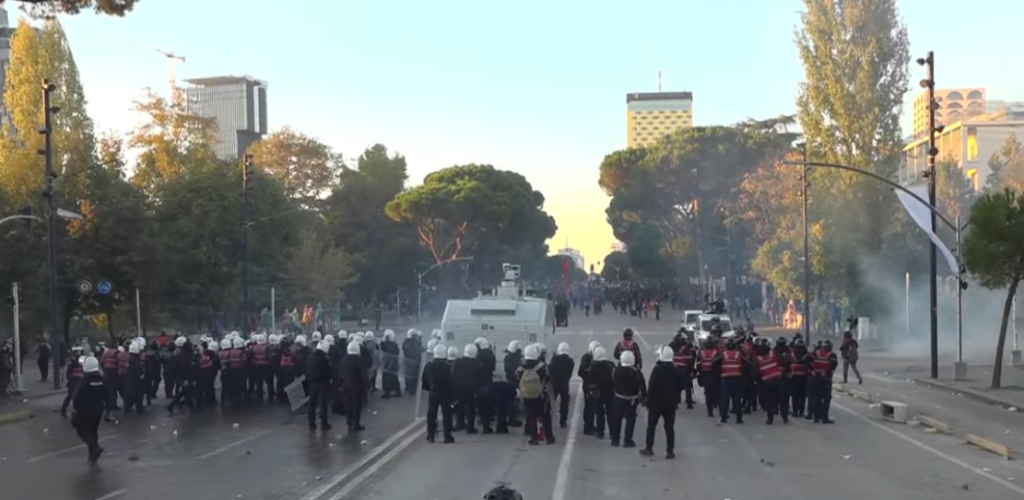 Efektivët nisin shpërndarjen e protestuesve, turma zhvendoset përballë ish-hotel “Dajtit”