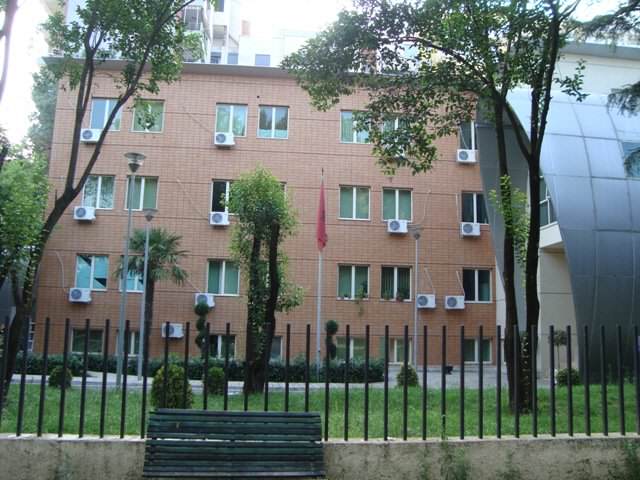 10:56 Valë ndryshimesh në administratë, dorëheqja e 20 drejtuesve, përfshirë Tatimet, Doganat, QKB