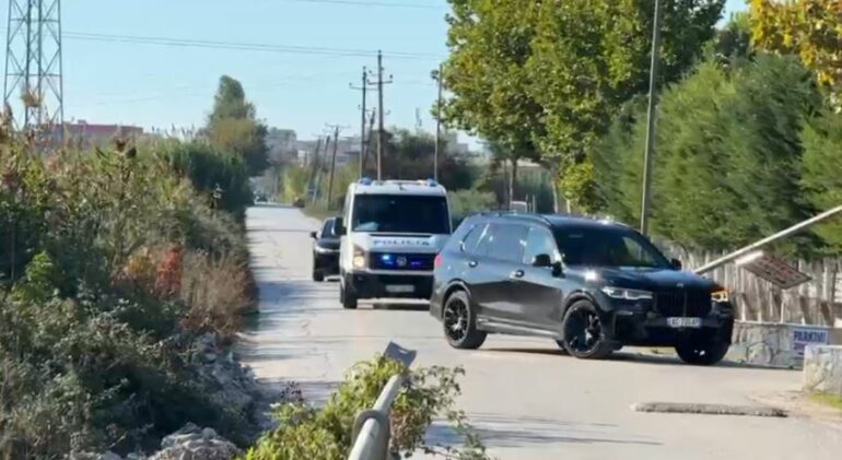 14:24 Kryebashkiaku i Tiranës Veliaj mbërrin në burgun e Fierit