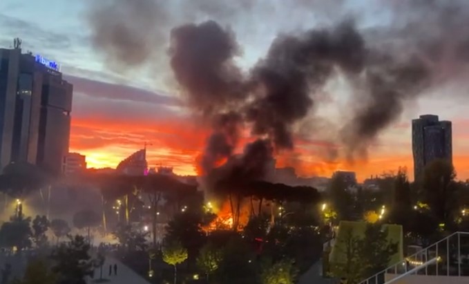 19:52 Tym e flakë në Tiranë!/ Pamje dramatike nga qendra e kryeqytetit (VIDEO)