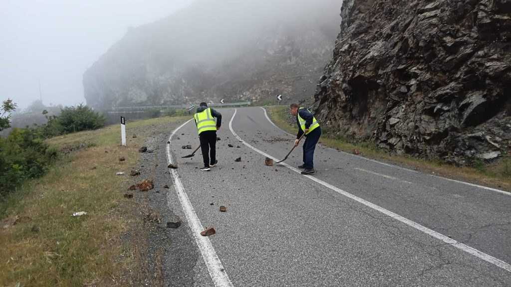 Rënia e gurëve pas reshjeve të shiut, probleme në qarkullimin e mjeteve në aksin Skuraj–Ulëz