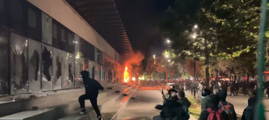Sulmohet Ministria e Drejtësisë, protestuesit i vënë flakën katit të parë të godinës