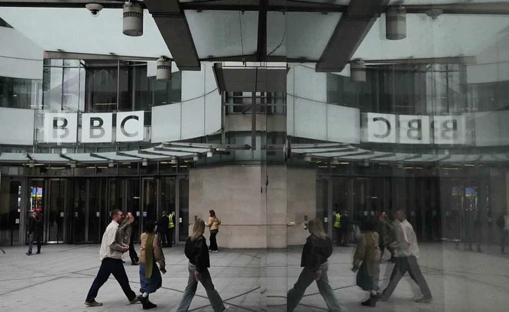 BBC kërkon që Trump të dëshmojë në gjykatë për padinë 8.6 miliardë euro, presidenti amerikan shtyn afatin