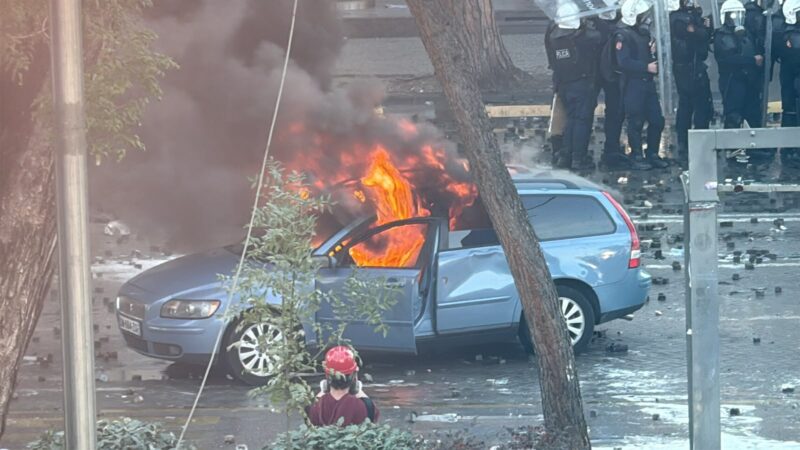 Protestuesit fusin një automjet në bulevard, e shkatërrojnë dhe i vënë flakën