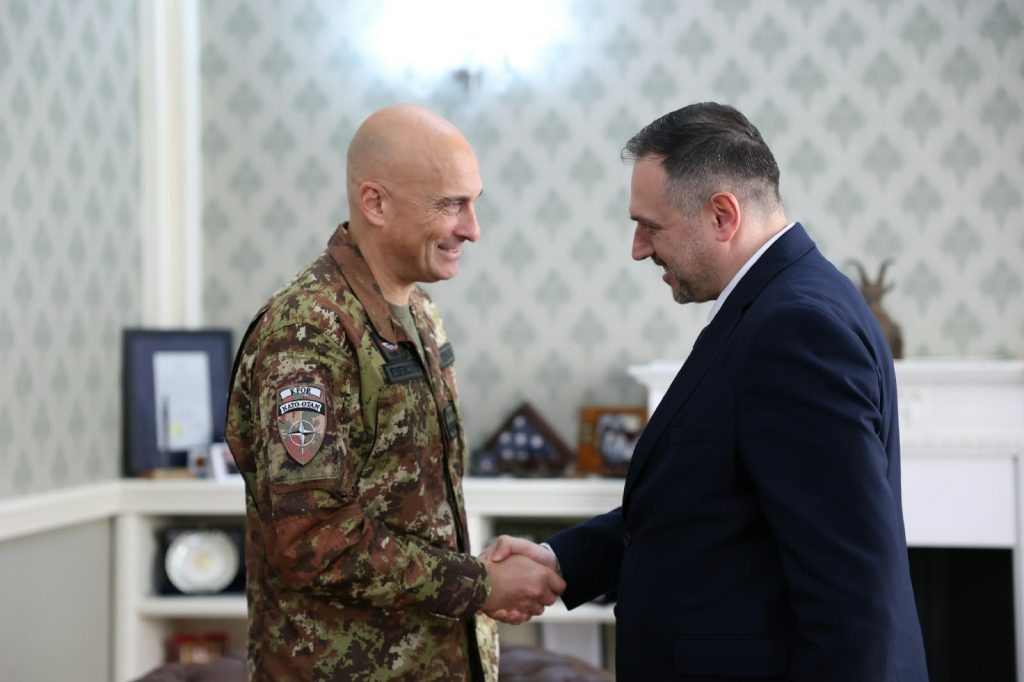 Ministri i Mbrojtjes Ermal Nufi mikpret Komandantin e ri të KFOR-it, Gjeneralmajor Roberto Vergor