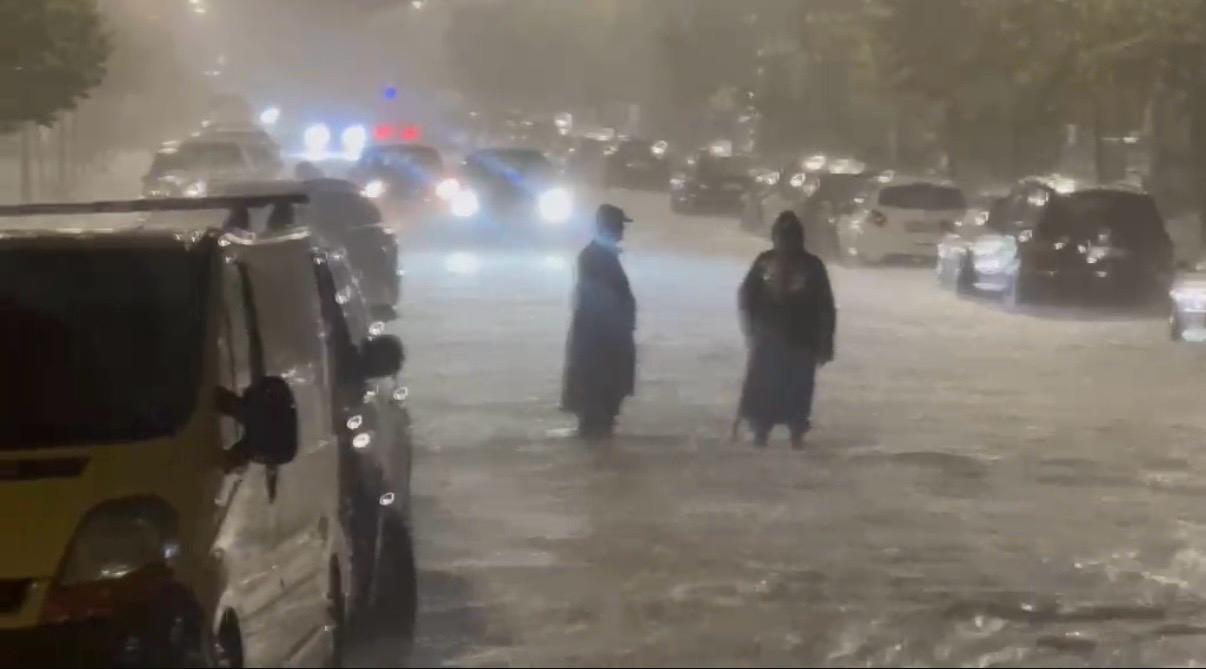 08:25 Reshjet e shiut gjatë natës, rrugët e Vlorës nën ‘pushtetin’ e ujit (VIDEO)
