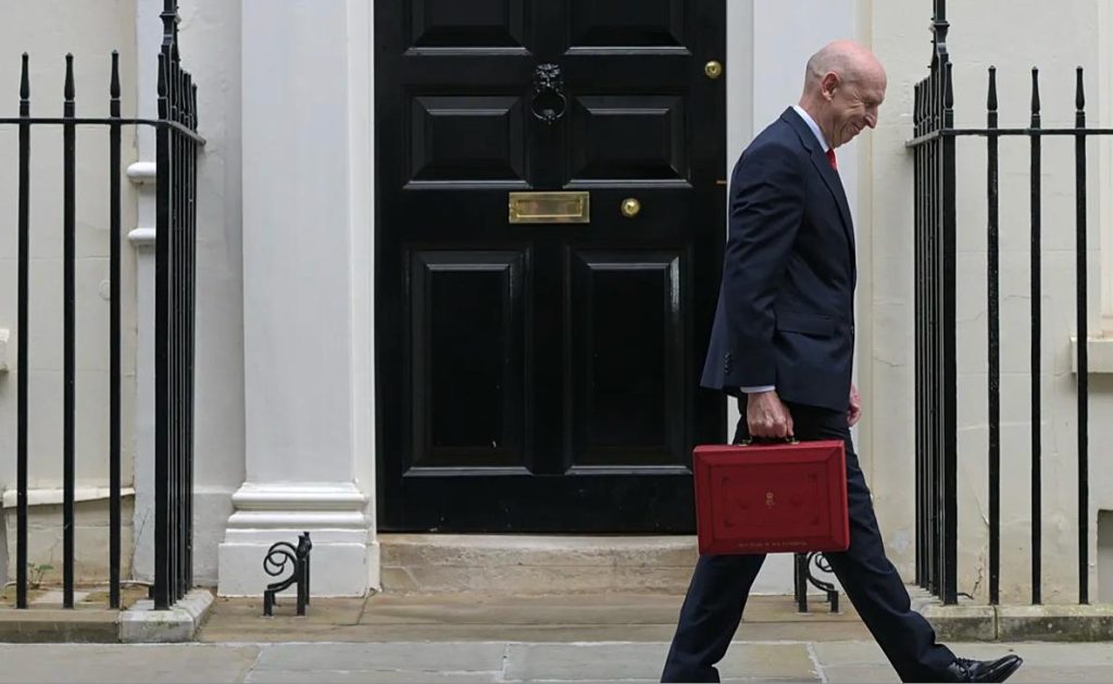 Buxheti britanik, 100 paund për 20 milionë familje dhe taksa më të larta për bankat