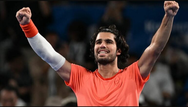 Tenis/ Alcaraz triumfon në Tokio, mund Leheckën, Sinner e mbyll 2026-ën