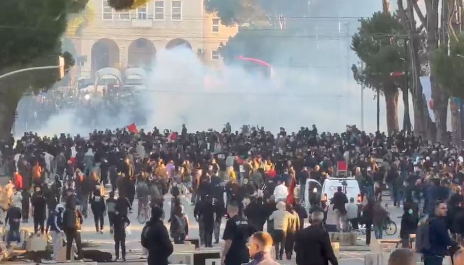18:16 Tirana në kaos nga protesta/ Ambasada amerikane paralajmëron sërish shtetasit e vet