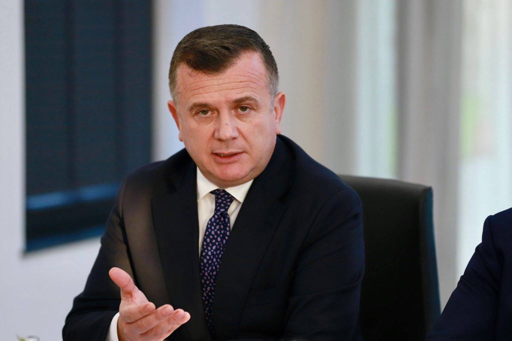 Balla për sulmin ndaj selisë së PS-së: Protestuesit janë të paguar, Sali largoji urgjent