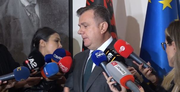 11:44 Gjoba kundër protestave, Balla: Ligji për tubimet do të hyjë menjëherë në fuqi