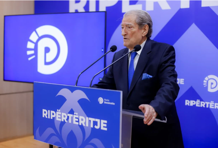 12:40 “Parlamenti, një organizatë kriminale”, Berisha pas miratimit të “Territoriales”: Kemi nisur mbledhjet e firmave për referendum