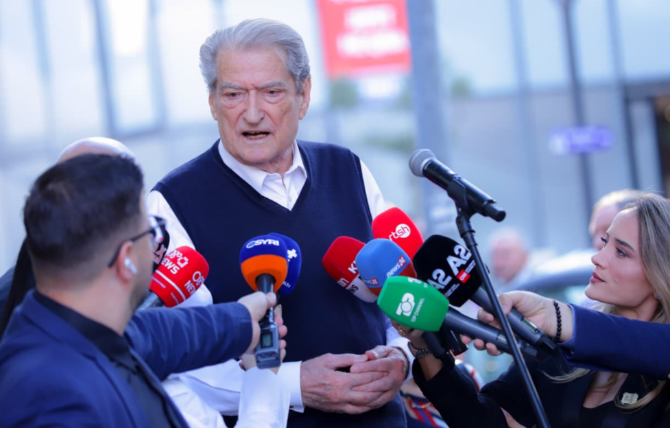 10:52 “Rroftë Partia Socialiste!”/ Berisha: Në SPAK po bënin gati valixhet dhe po çonin dosjet për t’i djegur
