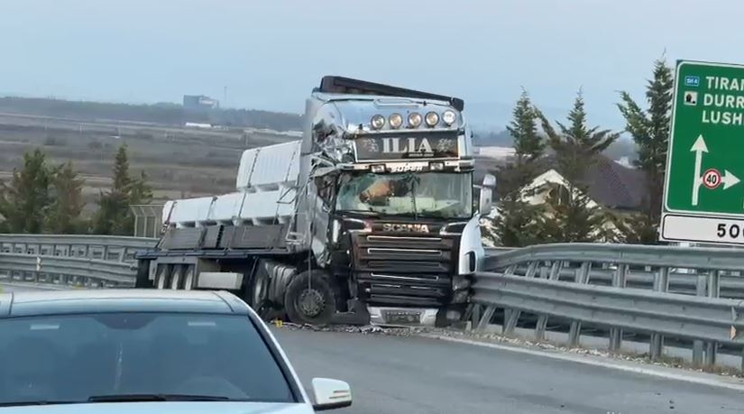 Aksident në bypassin e Fierit/ Përplasen një betoniere dhe automjet transporti, plagoset një drejtues