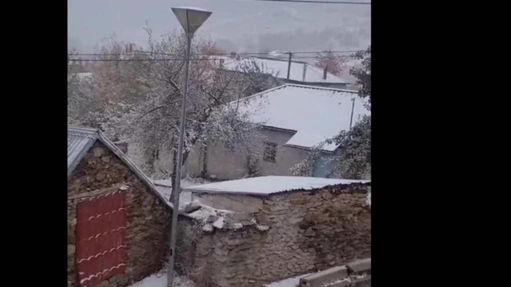 Ulen ndjeshëm temperaturat në zonat malore të Kukësit, reshjet e shiut ia lënë vendin borës