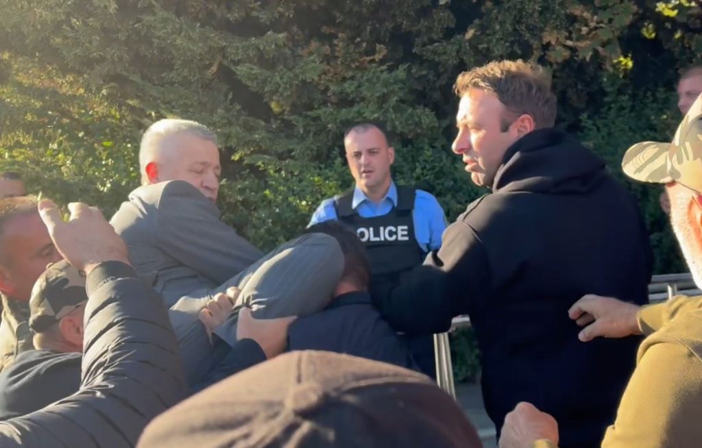 Deputeti i Vetëvendosjes kthehet me forcë në Kuvend nga protestuesit (VIDEO)