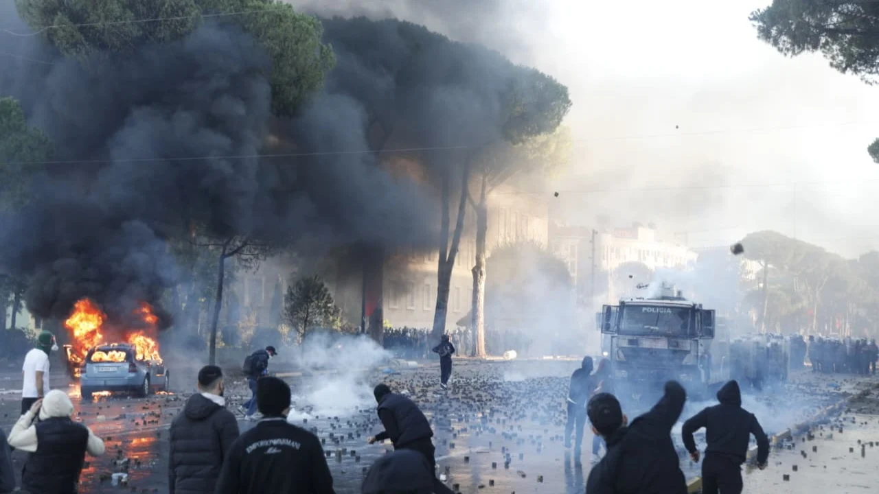 18:50 Paketa e paralajmëruar nga Rama/ Ata që kryejnë akte dhune futen në listë të zezë, nuk do lejohet të hyjnë në vendet e BE-së