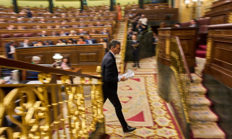 Qeveria e përkohshme spanjolle rikthen dekretet për strehimin pas protestave dhe krizës politike