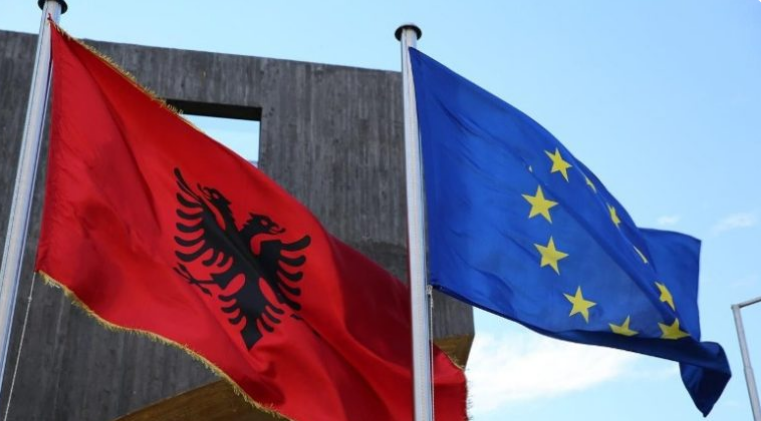 13:27 Protesta para Ministrisë së Arsimit, reagon delegacioni i BE-së: Palët të ulin tensionet