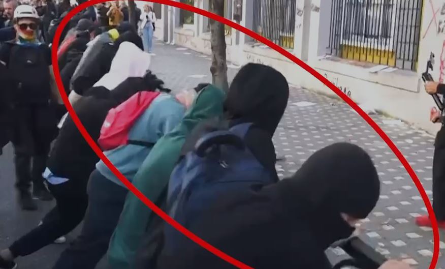 10:18 6 efektivë të lënduar nga protesta, arrestohen 16 persona dhe procedohen 49 të tjerë! Policia jep detajet (VIDEO)