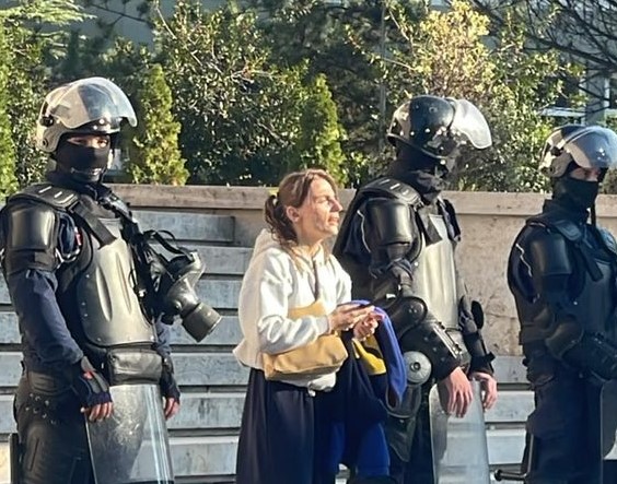 Situata para Kryeministrisë, protestuesja në rresht me policët (FOTO)