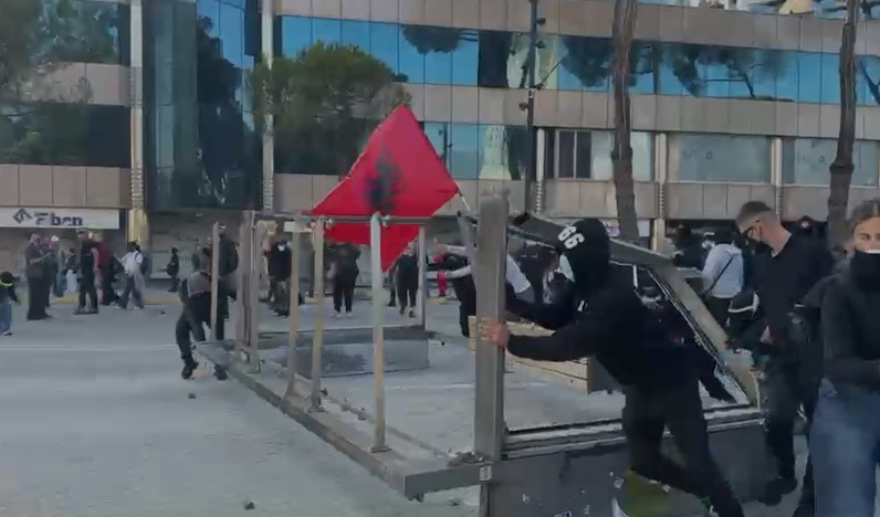 Të rinjtë nuk mjaftohen me thyerjen e xhamave, tërheqin stacionin e urbanit dhe e vendosin poshtë zyrës së Ramës