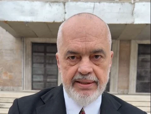 “Dialog”, kryeministri Rama vendos sërish karriget para Kryeministrisë: Asnjë arsye nuk e justifikon dhunën