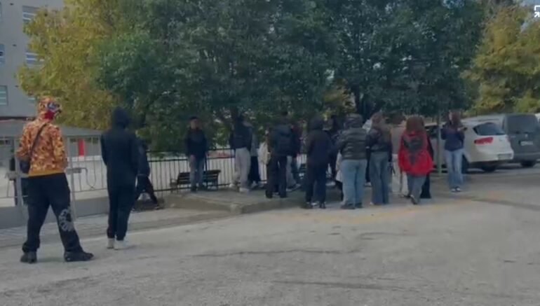 09 22 Revolta qytetare shtrihet dhe në Gramsh  Të rinjtë ngrihen në protestë