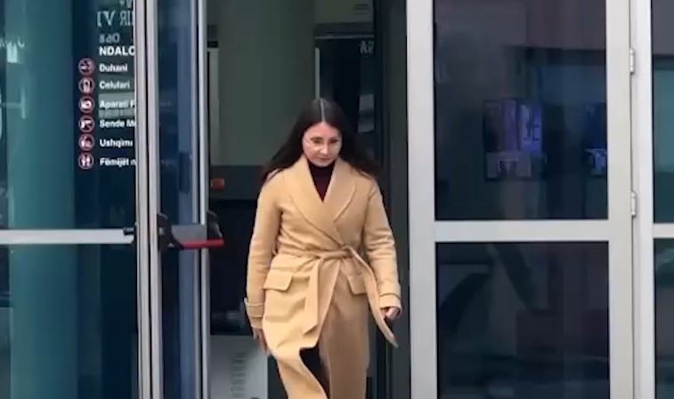 U paraqit ditën e sotme në SPAK, kryebashkiakja e Lushnjes lë ambientet e Prokurorisë së Posaçme