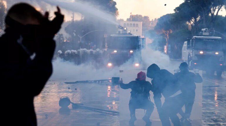 Protestat e studentëve jehonë në mediat franceze, “Le Monde” dhe “Le Figaro”: Rrugët e Tiranës ziejnë nga zemërimi