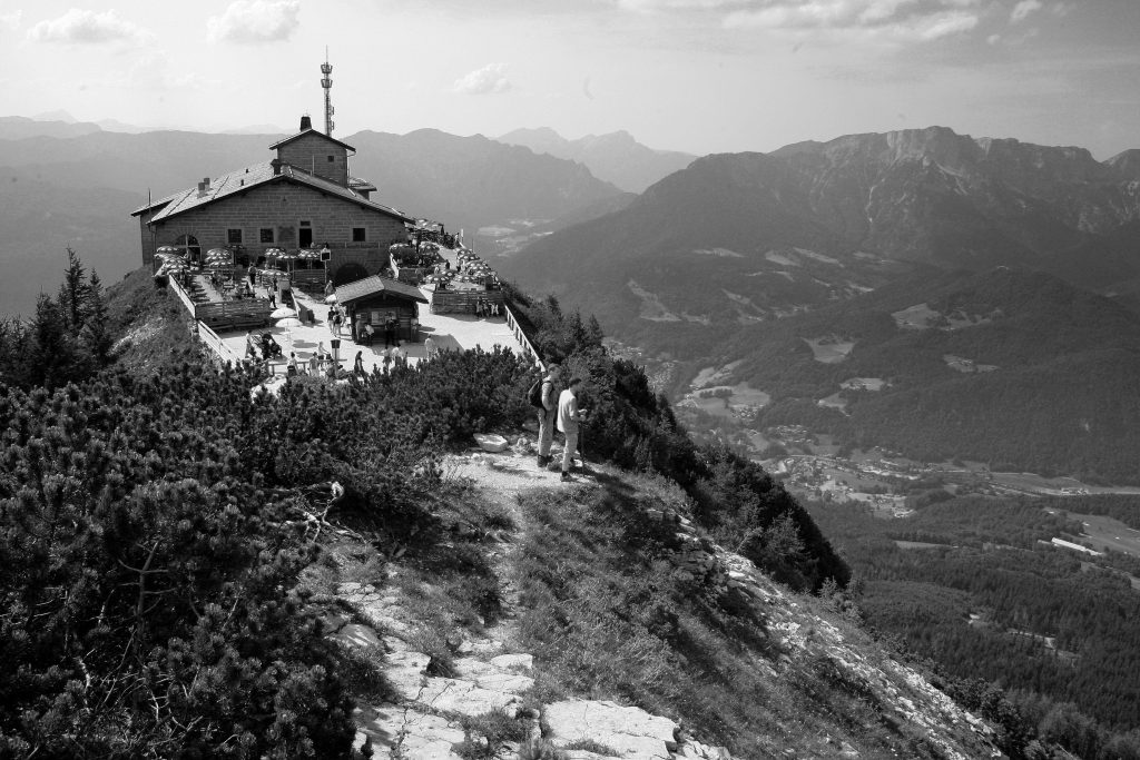 “Foleja e shqiponjave”, nga dhurata për Hitlerin te zjarri që goditi një simbol të nazizmit