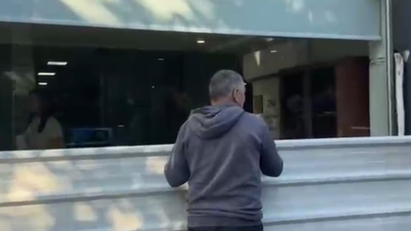 Protestat e dhunshme, bizneset në Tiranë forcojnë masat e sigurisë, vendosin mbrojtëse hekuri në dritare