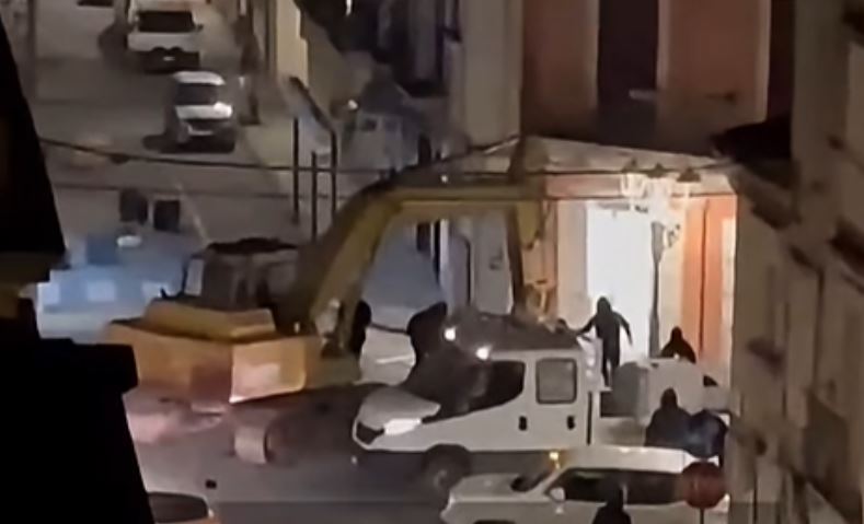 Video/ Grabitje ‘kinematografike’ në Siçili, 12 persona vjedhin dy bankomate me një… ekskavator