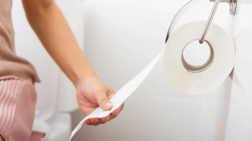Një gastroenterolog zbulon katër zakone të tualetit që duhet t’i shmangni