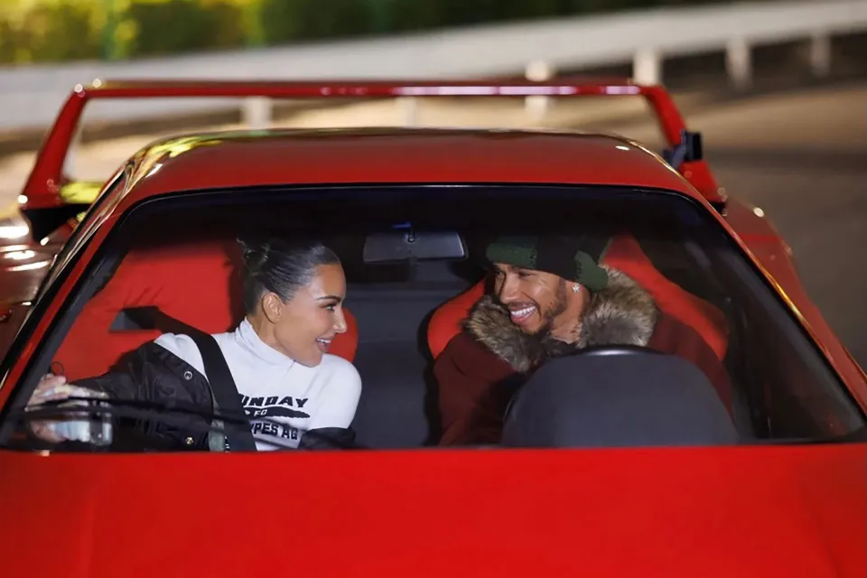 Lewis Hamilton plotëson 55 kriteret e mashkullit ideal të Kim Kardashian