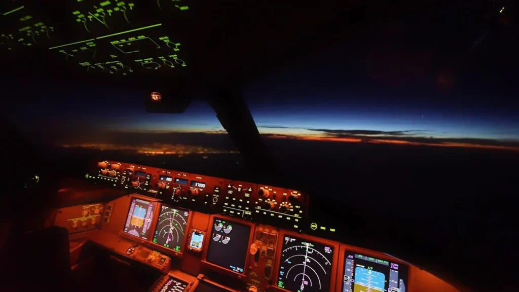 Si arrijnë pilotët ta drejtojnë aeroplanin në errësirë të plotë?